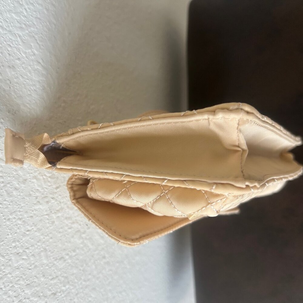 Samantha Brown To-Go RFID Quilted Crossbody Wallet MELLOW BUFF new with defects - Picture 8 of 10